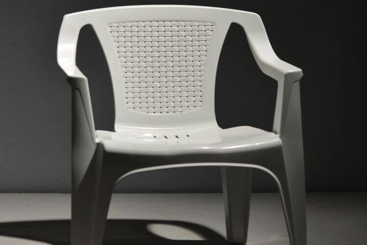 เก้าอี้พลาสติกสีขาว